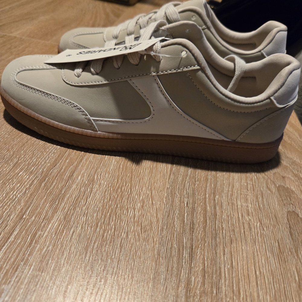 No Boundaries Women's Athletic Shoes in White and Tan
